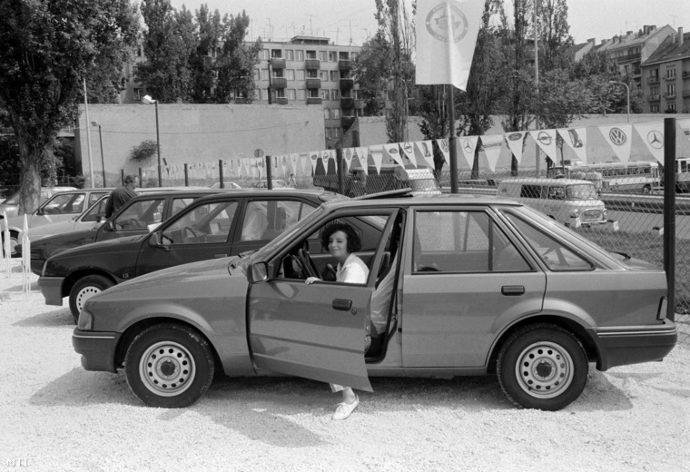 Májustól aztán a magyar vevők valutáért is vásárolhattak autót a Skála Budapest Nagyáruházban