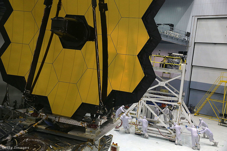 A James Webb űrteleszkóp összeállításán dolgozó technikusok a NASA Goddard űrközpontjában 2016 novemberében