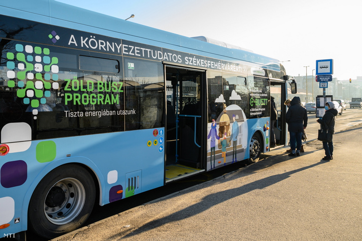 Utasok szállnak fel a menetrend szerint közlekedő elektromos meghajtású autóbuszra a székesfehérvári Piac téren 2021. február 1-jén