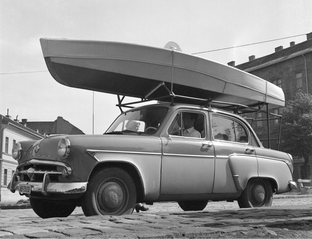Budapest, 1959. június 16. Egy Moszkvics gépkocsi tetején   szállítja csónakját   egy férfi.