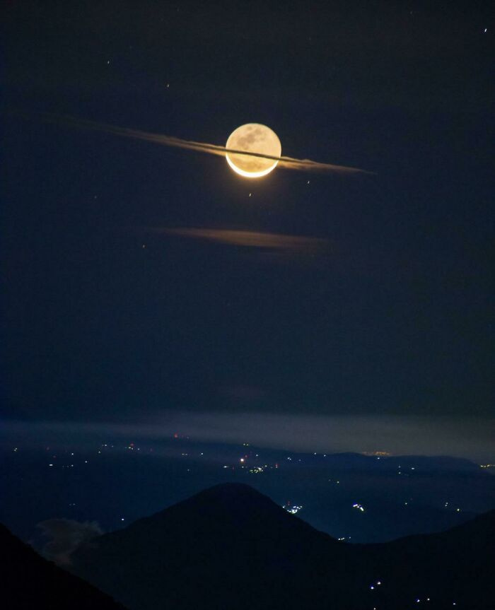 A Hold fénye pont úgy világítja meg az előtte elvonuló felhőt, hogy az úgy fest, mint a Szaturnuszt körülvevő gyűrűrendszer.