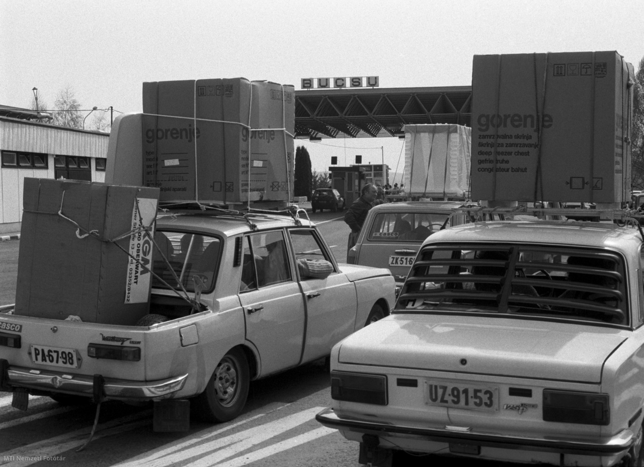 Bucsu, 1989. április 1. Háztartási gépekkel megrakott gépkocsisor várakozik bebocsátásra a magyar határátkelő sorompója előtt az április negyedikei hétvégén.