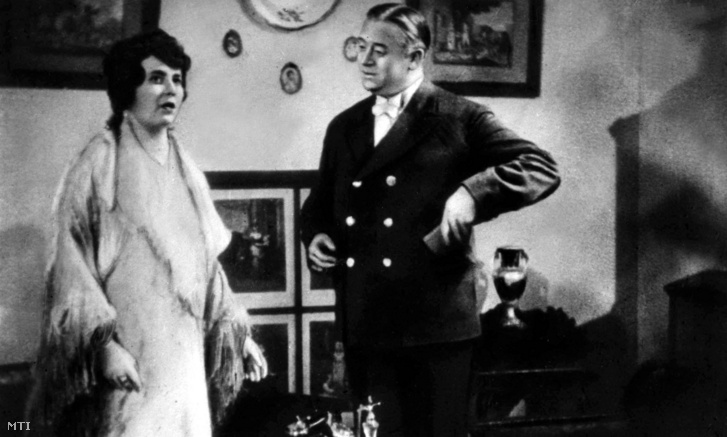 Csortos Gyula Hyppolit és Haraszti Mici Schneider Mátyásné szerepében a Hyppolit, a lakáj című, 1931-ben készült fekete-fehér magyar játékfilmben