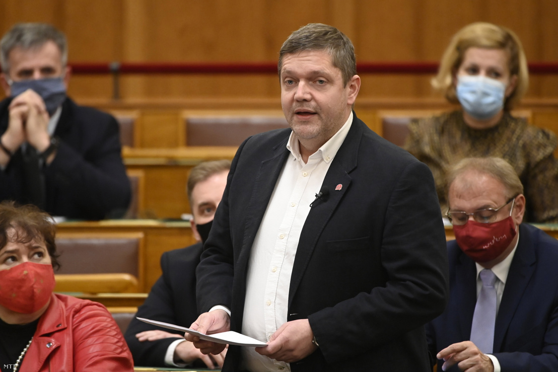 Tóth Bertalan, az MSZP társelnök-frakcióvezetője felszólal napirend előtt az Országgyűlés plenáris ülésén 2021. november 29-én.