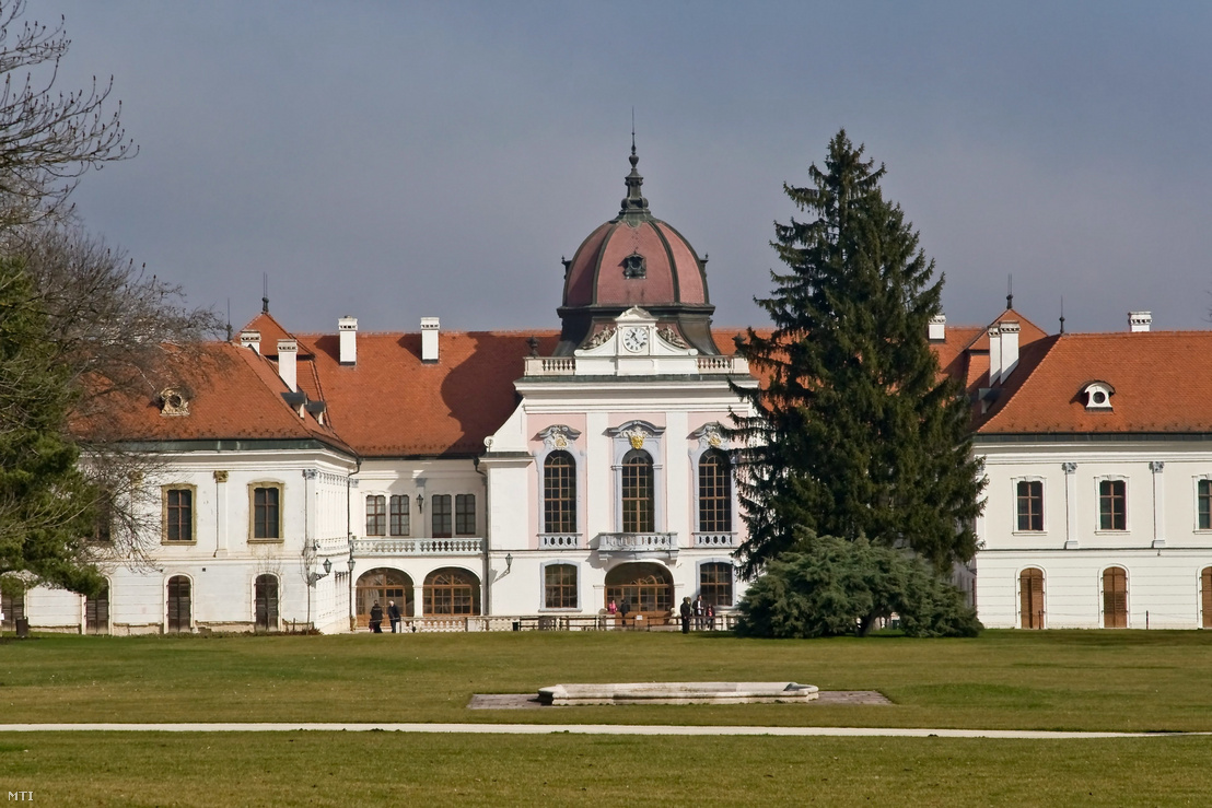 A gödöllői Grassalkovich-kastély – Magyarország legnagyobb alapterületű barokk kastélya – műemlék épülete a kastélypark felől