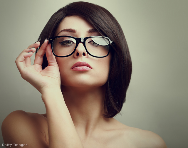Fontos a határozott szemceruza vagy tusvonal a szemüvegeseknek