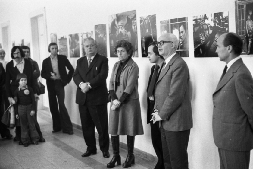 Az 1975-ös kiállítás megnyitója az intézet folyosóján. Jobbról a harmadik Urbán Tamás, a képek készítője, mellette Keleti Éva fotográfus.