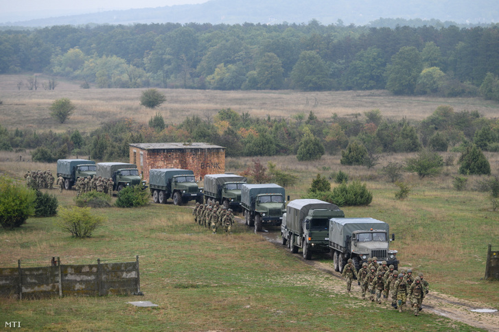 Tartalékos katonák a hadgyakorlati bemutató napon Veszprém megyében Újdörögdön 2021. október 7-én.