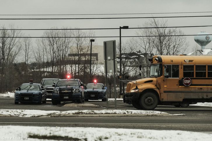 A rendőrség lezárta az iskola környékét a halálos lövöldözés után