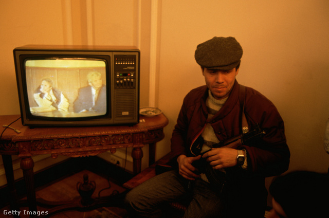 A Ceaușescu-házaspár tárgyalása a diktátor egykori irodai tévéjén