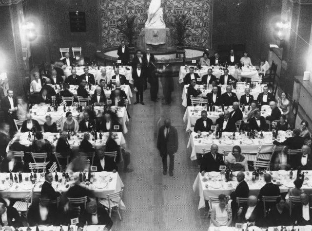 A Gellért Gyógyfürdő előcsarnoka, a Nemzetközi orvostörténeti kongresszus résztvevőinek rendezett bankett 1929-ben. A háttérben Huszár Adolf Vénusz és Ámor-szobrának részlete látszik