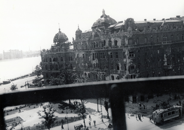 Szinte megsemmisült a hotel Duna felőli része a második világháborúban
