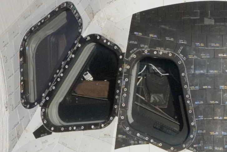 Az ISS-hez dokkolt Endeavour "szélvédője" mögött heverő iPod.