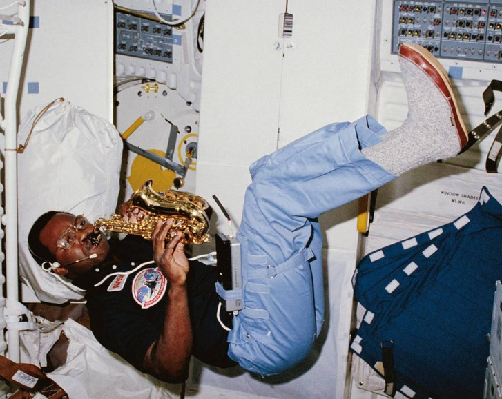 Ronald McNair 1984-ben a Columbia űrsikló fedélzetén szoprán szaxofonon játszik. Eredetileg tenor szaxofonját akarta magával vinni, ez azonban túl nagy volt, így nem kerülhetett fel az űrsiklóra. McNair megoldásként megtanult játszani a kisebb méretű hangszeren is. A mikrogravitációs környezetben másként kell egyébként a hangszereken is játszani, mint ahogy az a Földön megszokott.