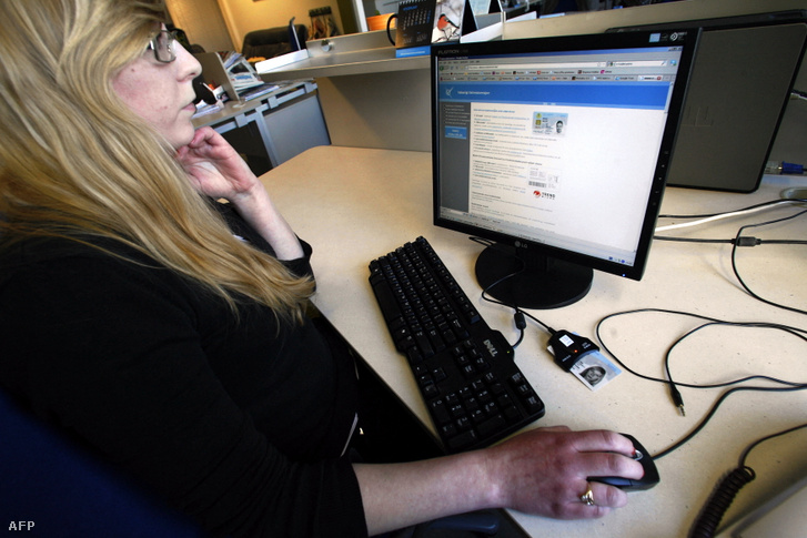 Egy nő online szavaz az észt választáson 2011-ben