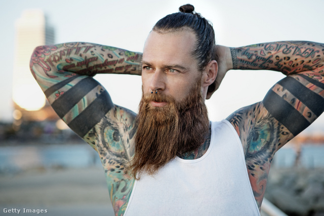 Vonzóbbnak vagy egészségesebbnek tűnnek a tetovált férfiak?