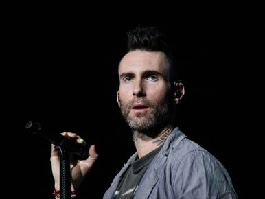 Adam Levine a halántékára varratott egy tetoválást