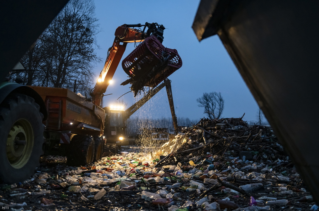 Kommunális hulladékot távolítanak el munkagépekkel a Tiszából Vásárosnaményban 2021. február 6-án
