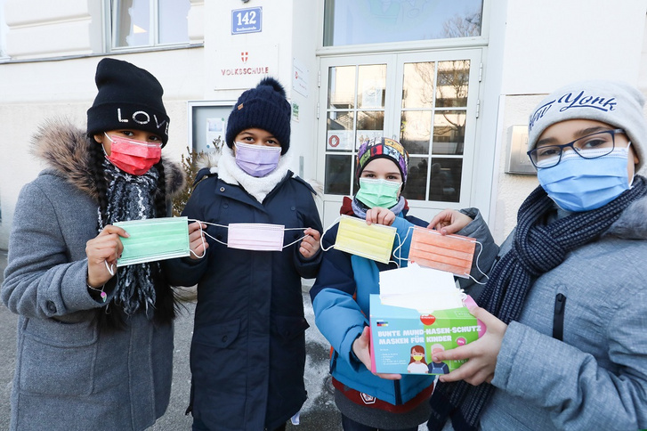 Bécsi kisiskolások ajándékba kapott maszkokkal