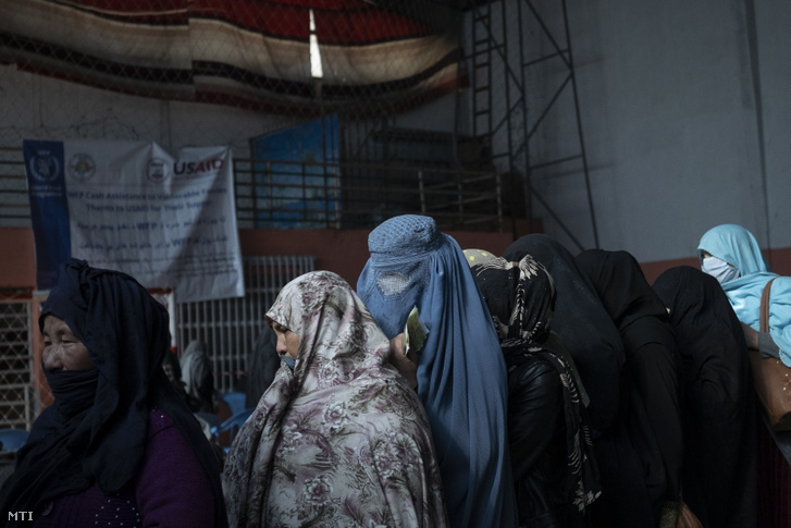 Az ENSZ Világélelmezési Programjának keretében osztott készpénzadományért sorban álló nők Kabulban 2021. november 3-án