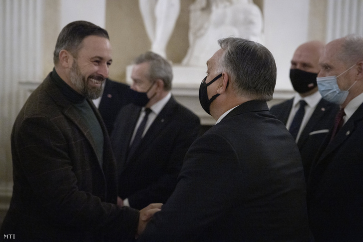 A Miniszterelnöki Sajtóiroda által közreadott képen Orbán Viktor miniszterelnök (j) és Santiago Abascal, a spanyol Vox párt elnöke kezet fog az európai konzervatív pártvezetők munkaülésén Varsóban 2021. december 3-án