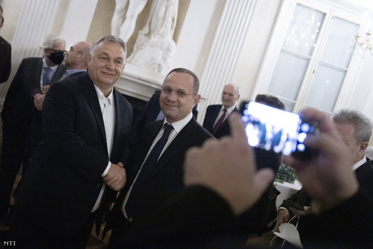 A Miniszterelnöki Sajtóiroda által közreadott képen Orbán Viktor miniszterelnök (b) és Aurelian Pavelescu, a romániai Keresztyéndemokrata Nemzeti Parasztpárt vezetője kezet fog az európai konzervatív pártvezetők munkaülésén Varsóban 2021. december 3-án