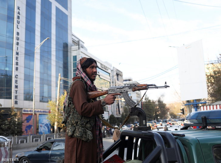 Tálib katona Kabulban egy ellenőrzőponton 2021. november 17-én