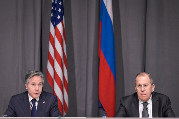 Antony Blinken amerikai (b) és Szergej Lavrov orosz külügyminiszter kétoldalú megbeszélést folytat az Európai Biztonsági és Együttműködési Szervezet (EBESZ) 28. külügyminiszteri tanácskozásán a svédországi Arlandában 2021. december 2-án