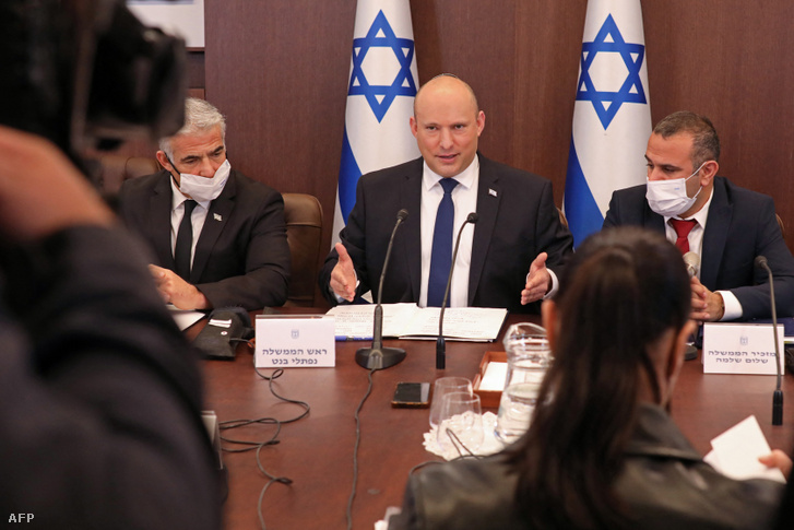 Naftali Bennett izraeli miniszterelnök (k) a heti kabinetülésen Jeruzsálemben 2021. december 5-én