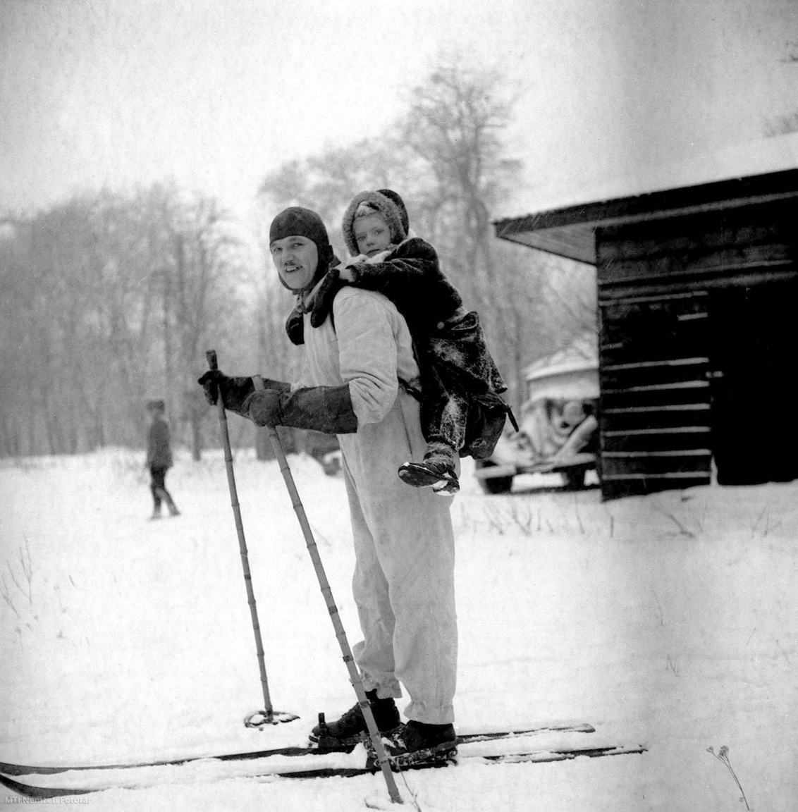 Budapest, 1947. január 26. Síelő apuka, hátán a hátizsákba kapaszkodó gyermekével sportol a Svábhegyen