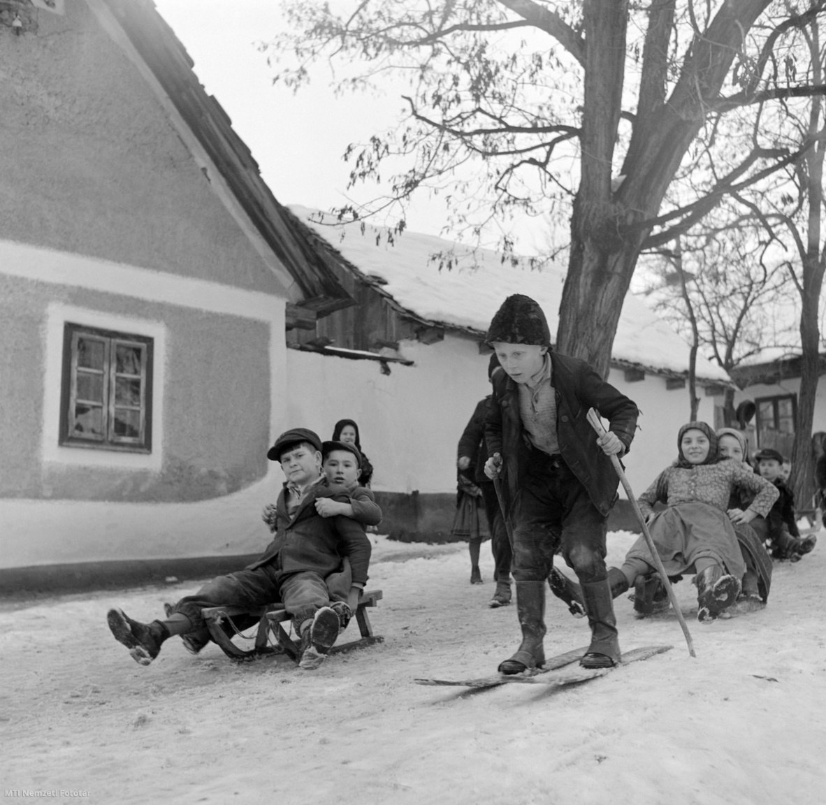Püspökhatvan, 1955. január 14. Szánkóznak és síelnek a gyerekek a falu egyik utcáján