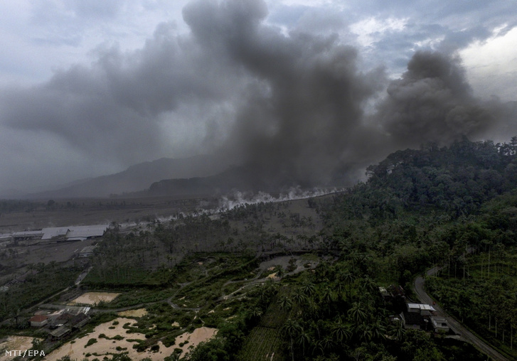 Légi felvétel a magasba törő füstfelhőről az indonéziai Jáva szigetén található Semeru vulkán kitörését követően Lumajang körzetben 2021. december 5-én.