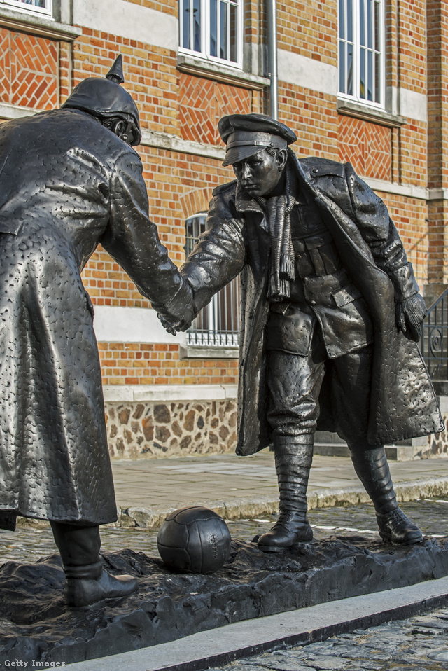 Az állítólagos futballmérkőzésnek emléket állító szobor a belgiumi Mesenben