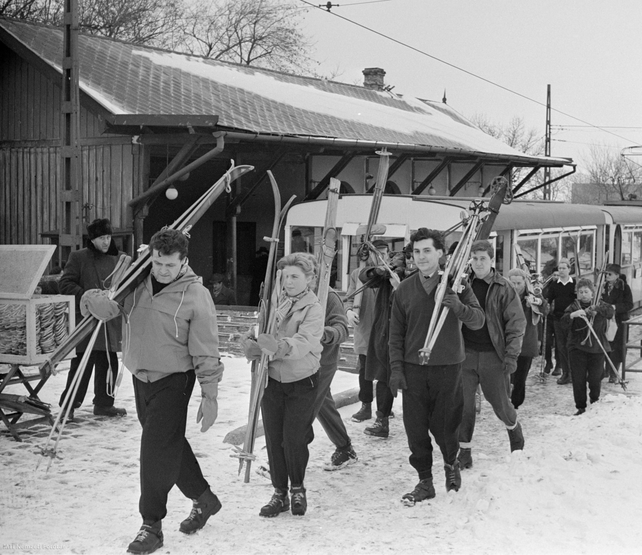 Budapest, 1959. január 10. Sílécekkel érkeznek utasok a fogaskerekű vasút végállomásához a Szabadság-hegyen (1991 után Svábhegy)