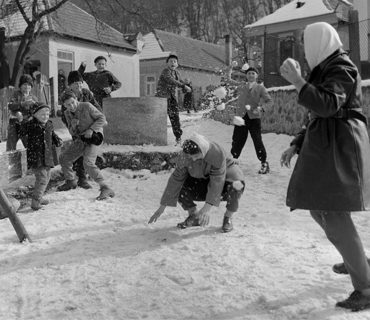 Szarvaskő, 1962. február 12. Gyerekek hócsatáznak a havas utcán Szarvaskőn
