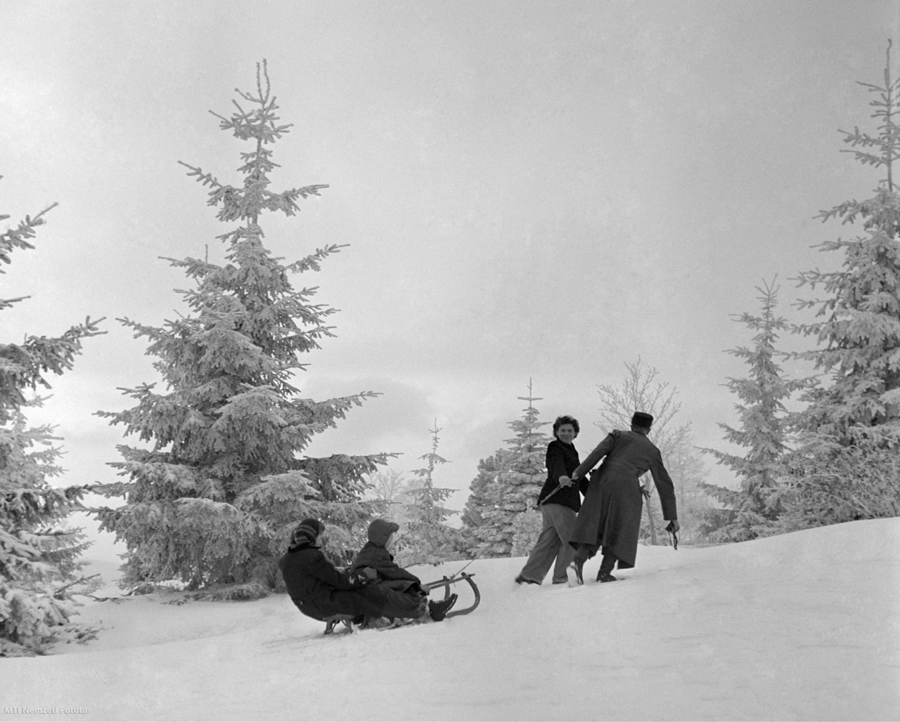 Galyatető, 1954. január 2. Szánkózó család Galyatető környékén