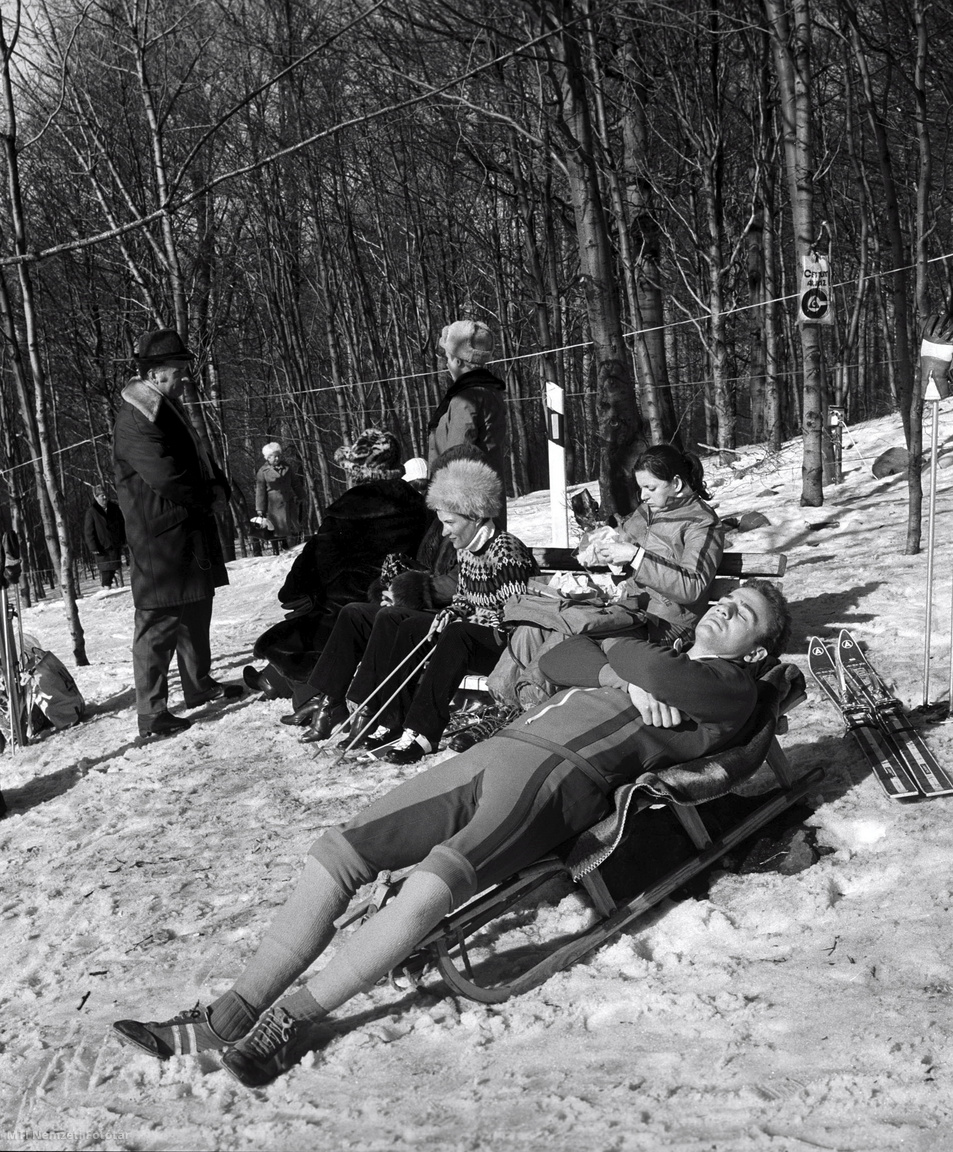 Kékestető, 1981. február 1. A meleg, tavaszi idő ellenére síelésre alkalmas havat találtak a sportolni vágyók a Kékestető déli lejtőjén