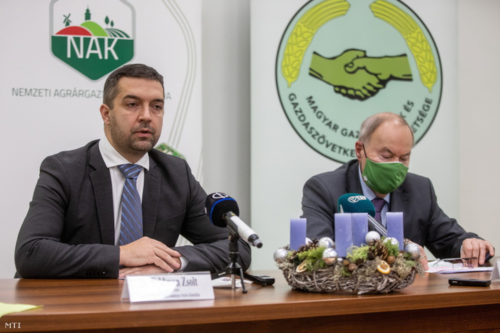 Feldman Zsolt, az Agrárminisztérium mezőgazdaságért és vidékfejlesztésért felelős államtitkára (b) és Kulcsár László, a Nemzeti Agrárgazdasági Kamara Békés megyei elnöke a magyar gazdák védelméről tartott sajtótájékoztatón Békéscsabán 2021. december 6-án