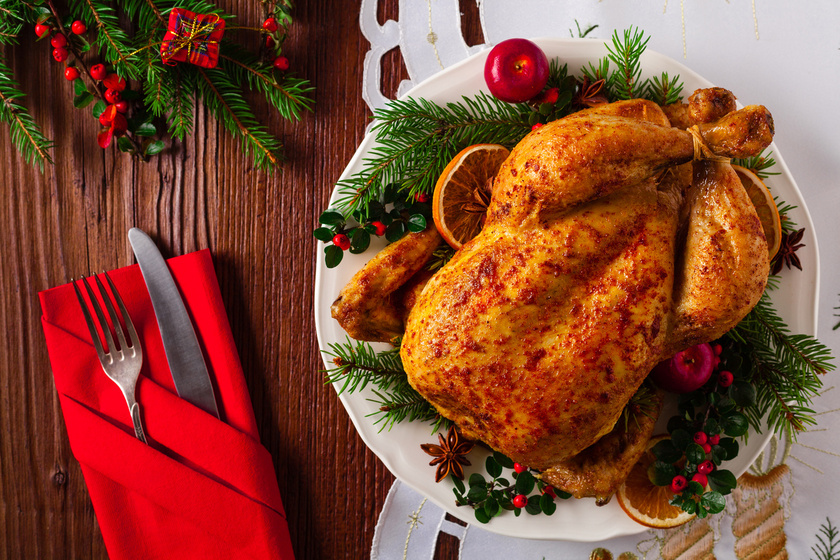 Az omlós, szaftos pulyka ízletes, kiadós és nagyon étvágygerjesztő. Amerikában hálaadásra is készítik, nálunk legtöbbször karácsonykor kerül az asztalra. Sütheted egészben, esetleg csak a mellét vagy a combját. Gesztenyés töltelékkel még jobban illik az ünnephez.
