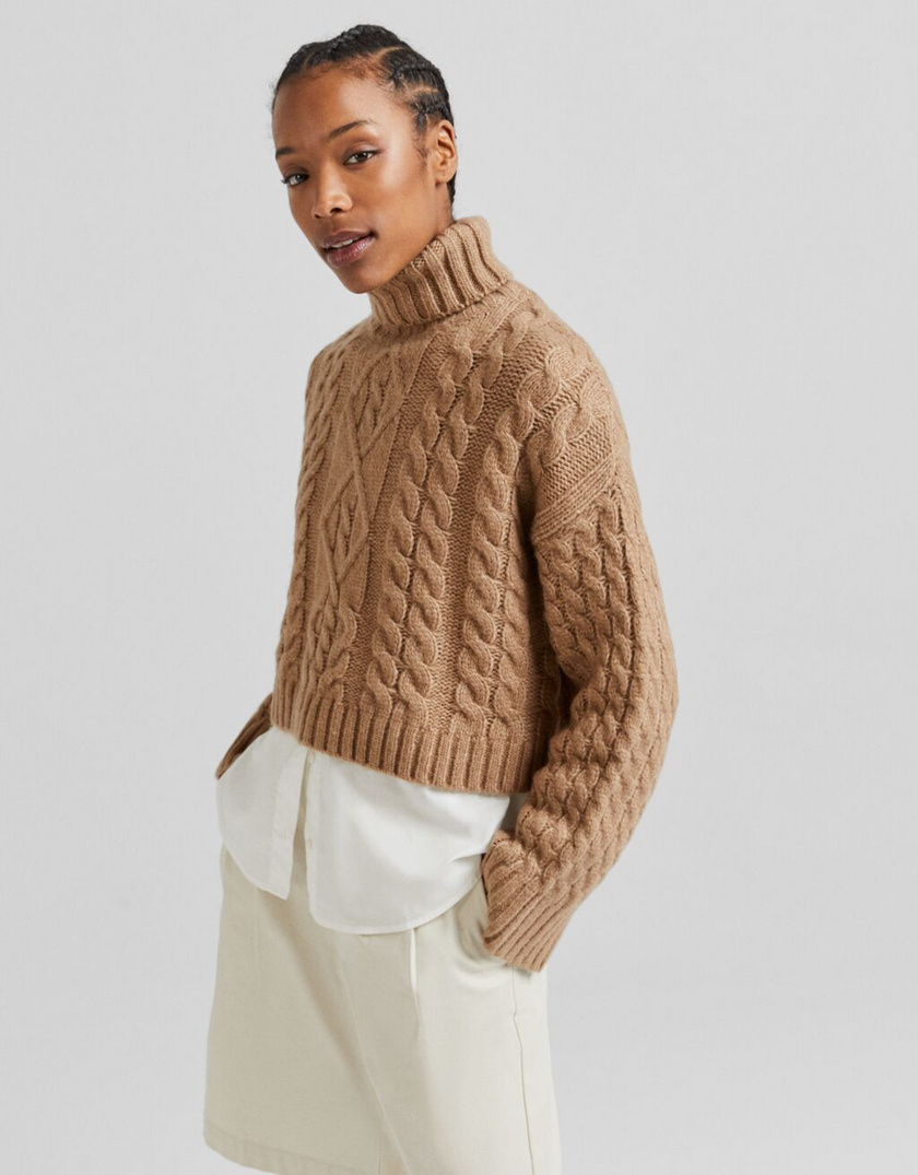A Bershka 7995 forintos pulóvere puha, meleg, kényelmes és nagyon csinos. Nem túl bő, nem rejti el az alakot, így attól sem kell tartanod, hogy szélesebbnek láttat.