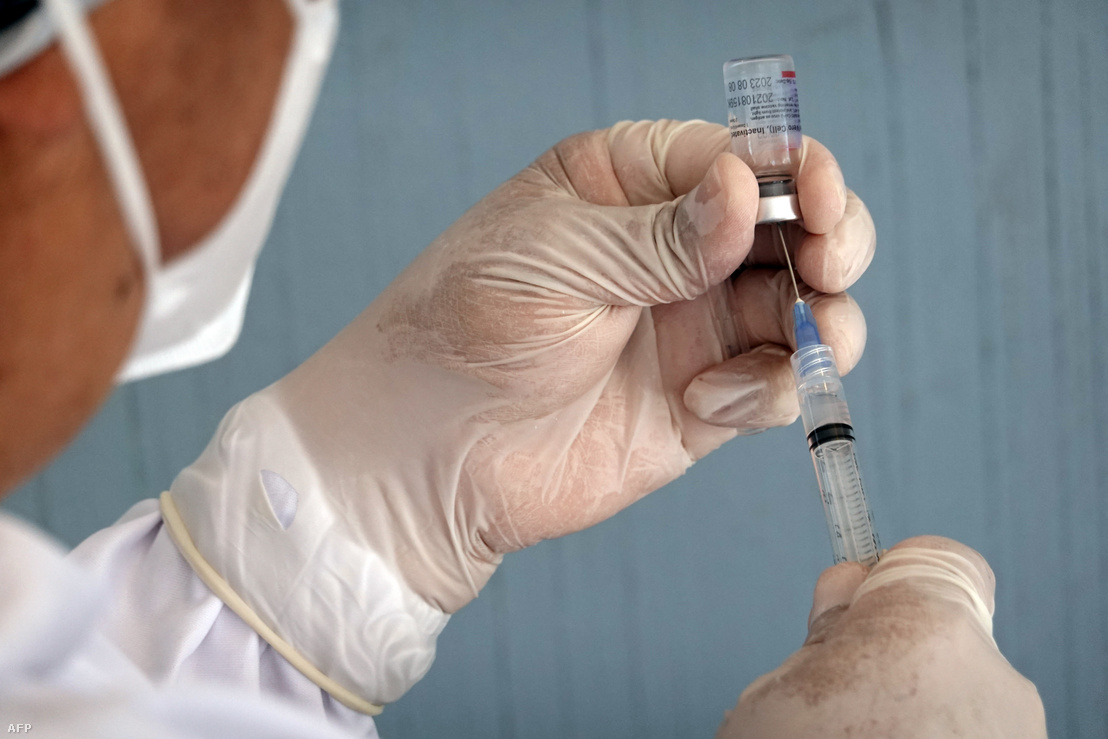 Egy egészségügyi dolgozó felkészül a vakcina beadására