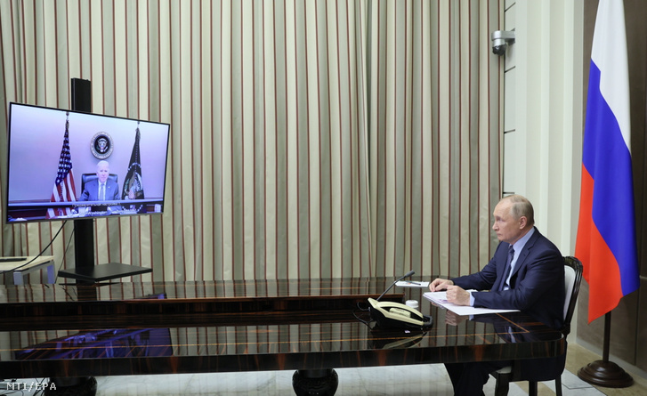 Vlagyimir Putyin orosz elnök videokonferencia keretében megbeszélést folytat Joe Biden amerikai elnökkel a szocsi Bocsarov Rucsejben 2021. december 7-én