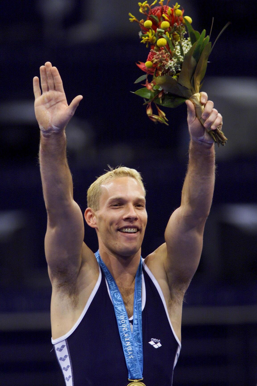 Csollány Szilveszter integet a dobogóról az eredményhirdetésen, miután aranyérmet nyert gyűrűn a sydney-i nyári olimpiai játékok férfitornaversenyének szerenkénti döntőjében 2000. szeptember 24-én.