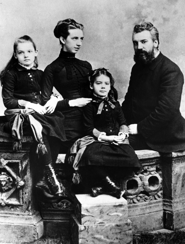 Bell felesége és két lánya társaságában (1885)