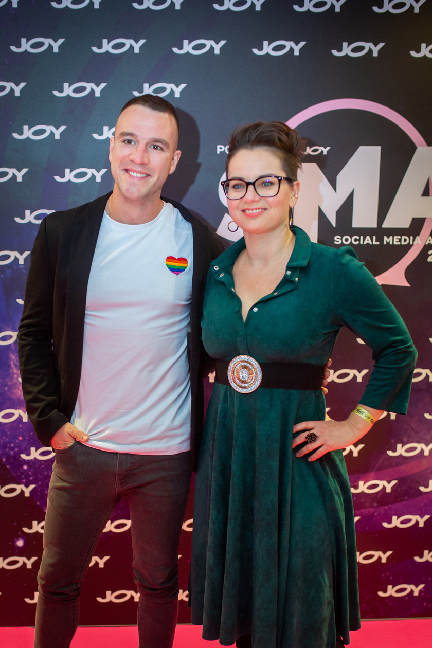 Molnár Áron és felesége, Duda Éva az ötödik JOY Social Media Award-díjátadó vörös szőnyegén 2021 októberében. A színész a #példakép kategóriában volt jelölt.