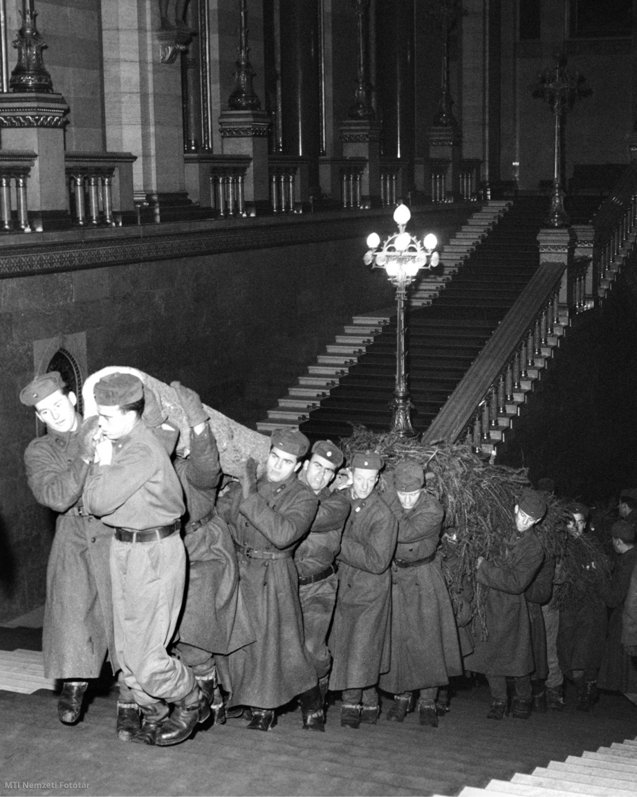 Budapest, 1962. december 19. A Magyar Néphasereg katonái cipelik az Országház főlépcsőjén a kupolacsarnokba azt a 16 méter hosszú és 30 mázsa súlyú karácsonyfát, amely a kőszegi hegyekből érkezett a parlamenti karácsonyi ünnepségre.