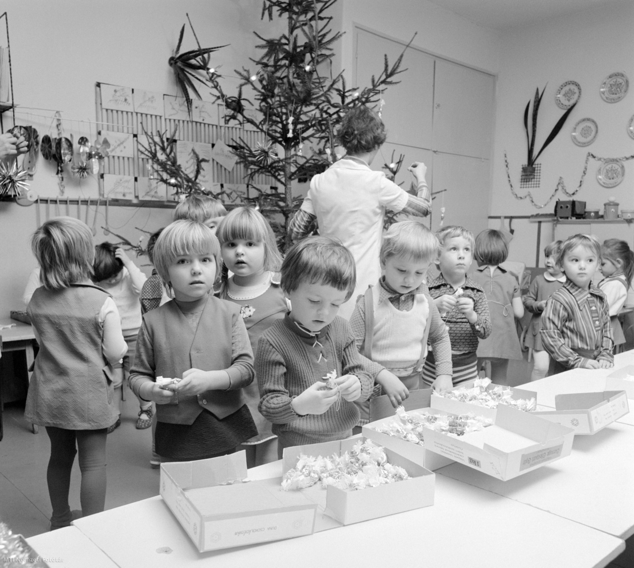Lenti, 1978. december 22. Karácsonyfát díszítenek a gyerekek az óvónő segítségével a Petőfi Sándor utcai óvodában a városi rangra emelkedő Lentiben.