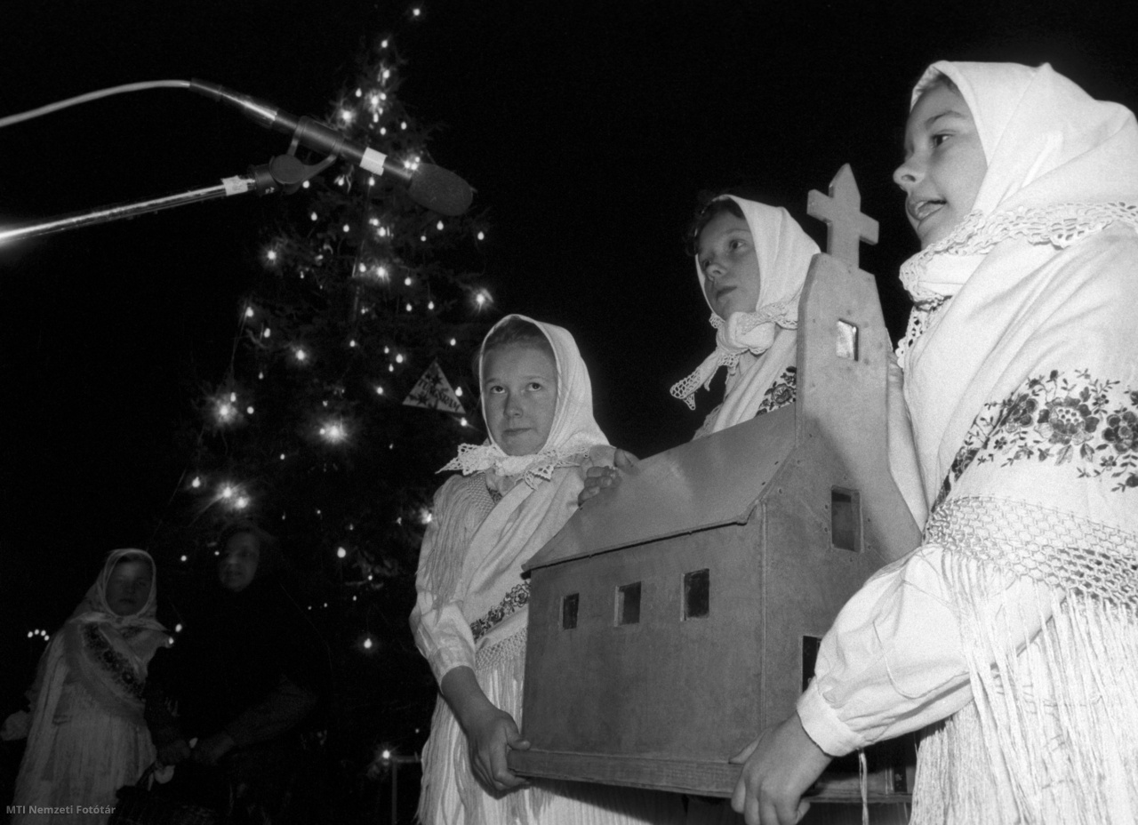 Budapest, 1990. december 20. Betlehemezők a Múzeumkertben megrendezett Főváros karácsonyfája ünnepségsorozat nyitónapján. A húsz fővárosi vállalat és intézmény által létrehozott eseménysorozat alatt ingyen ebédosztás, jótékonysági akció és számos érdekes program várja az érdeklődőket.