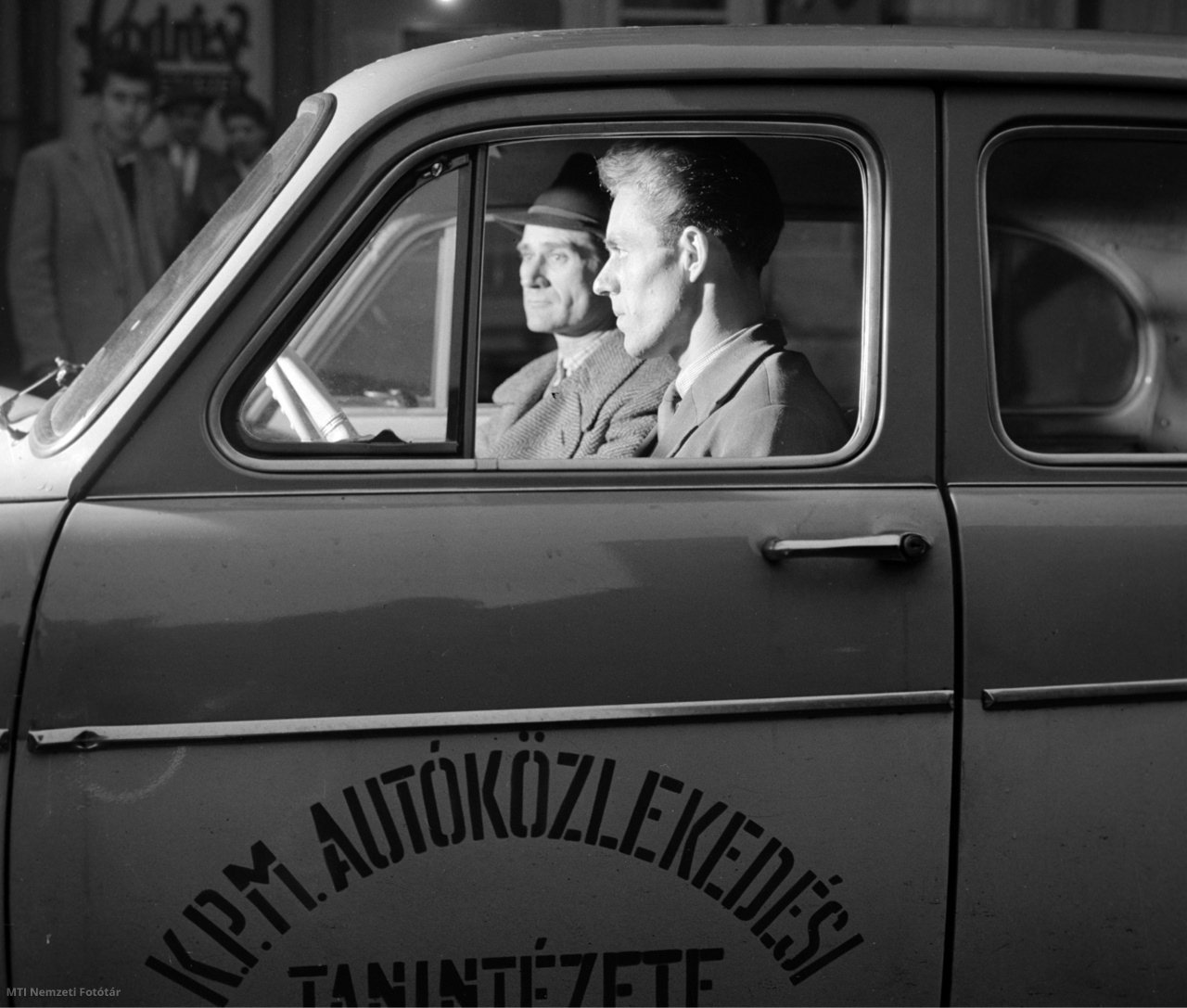 Budapest, 1960. november 15. Bohány Vince első vezetési gyakorlatára indul Hideg Sándor gépjárműoktatóval a Közlekedés és Postaügyi Minisztérium Autóközlekedési Tanintézet által szervezett hivatásos gépkocsivezető oktatáson.