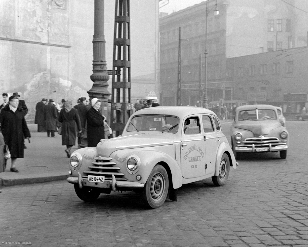 Budapest, 1959. február 4. Az Autóközlekedési Tanintézet gépkocsijai közlekednek a forgalomban.